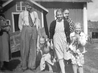 Imppilan pihassa -55  Vasemmalta Rosa Järvenpää, Arvi ja Anna Salminen sekä edessä lapset Sievä, Salli ja Sirkka. Takana Imppilän vanha rakennus (purettu 1970).